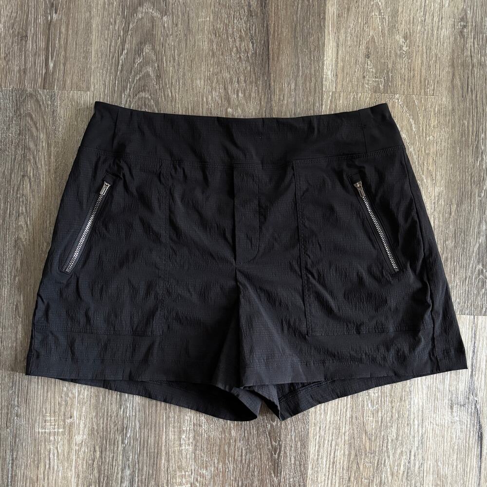 Athleta Trekkie North Mid Rise Short in Black - Size: 10 - Picture 3 of 7